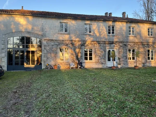 MAISON CHARENTAISE FAMILIALE DE CHARME A LOUER