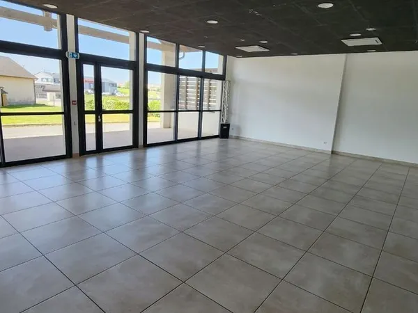 Vend grand bâtiment commercial