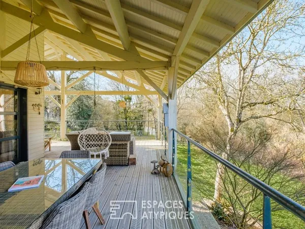 Maison d'architecte avec piscine en surplomb de rivière