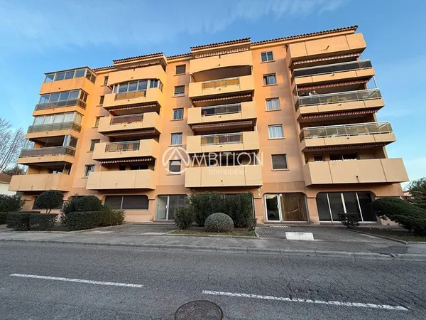 FREJUS Local commercial à vendre avec 6 places de parking proche commerces