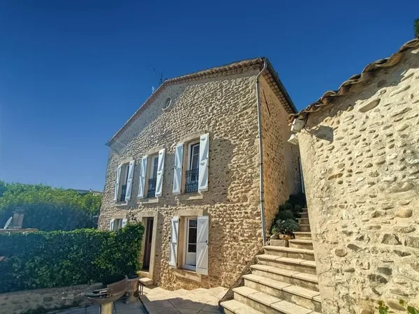 Maison de village T5 de 153m² en galets de Durance, jardin et dépendance