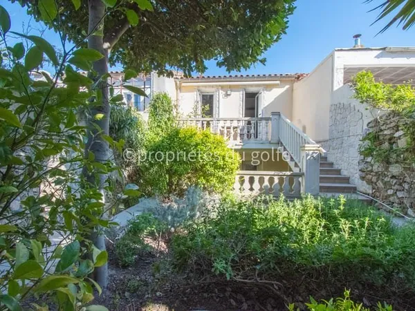 Quartier haut de Sète, maison de ville avec jardin et garage