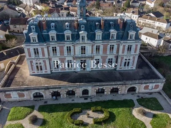 En Saône-et-Loire, le long de la route des Grands Crus, un château Napoléon Iii et son parc de plus