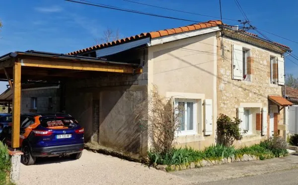 Charme, jardin et carport.