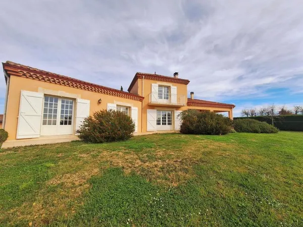 Superbe propriété lumineuse à vendre proche d'Auch avec piscine, garage, atelier et vue sur les Pyré