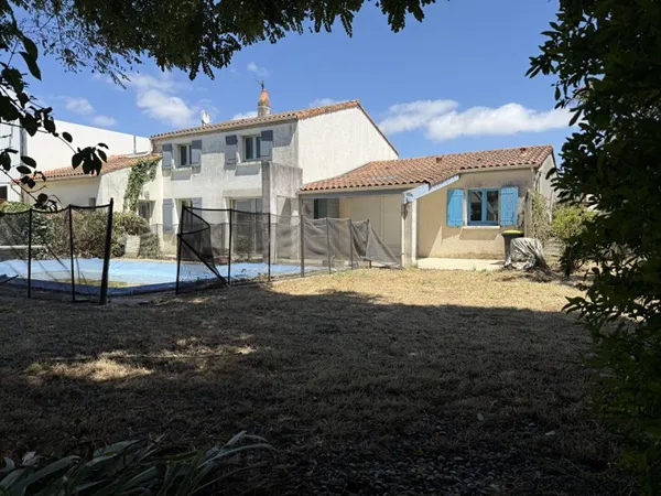 PROCHE COMMERCES - Maison avec piscine de 120 m²