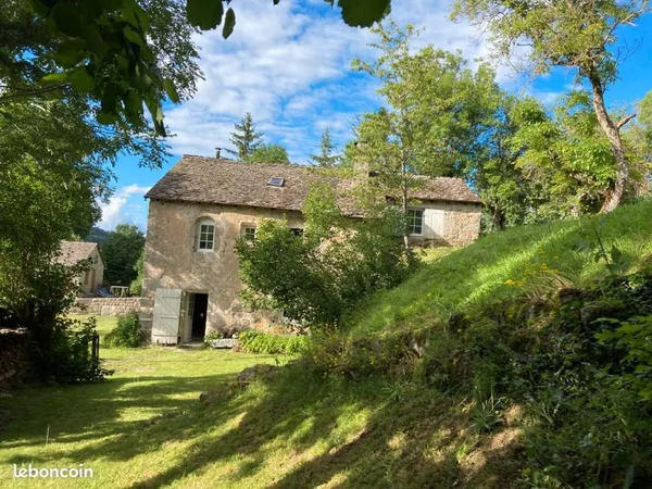 Bastide en pierre Lozère proche A75