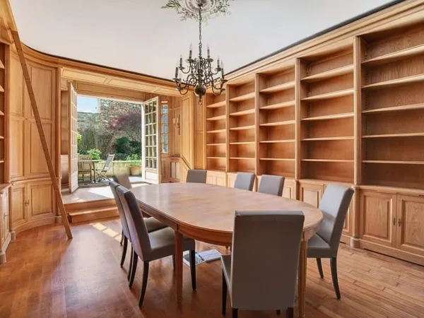 Versailles - SAINT LOUIS - Hôtel particulier à vendre - 12 pièces - 8 chambres - 333 m² - Jardin de 