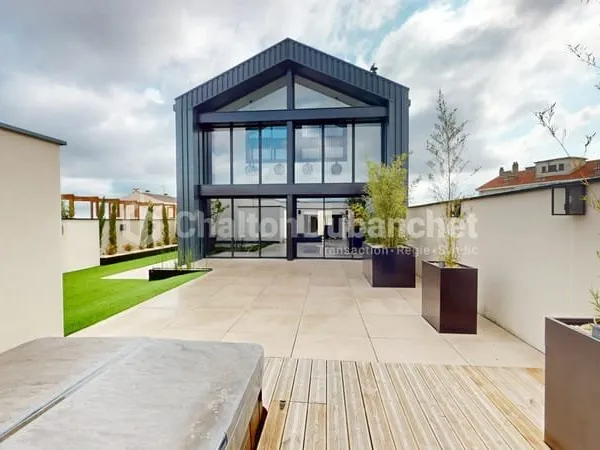 ROANNE - Maison de Prestige 'Black House' de 121 m²