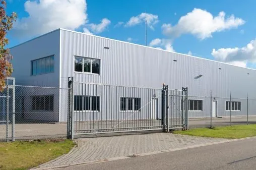 Opportunité : Entrepôt 800 m² sur 1 hectare - Secteur Bourg-