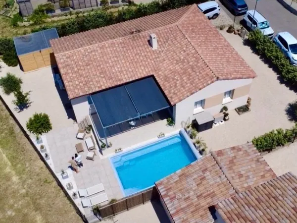 Maison avec piscine et vue dégagée