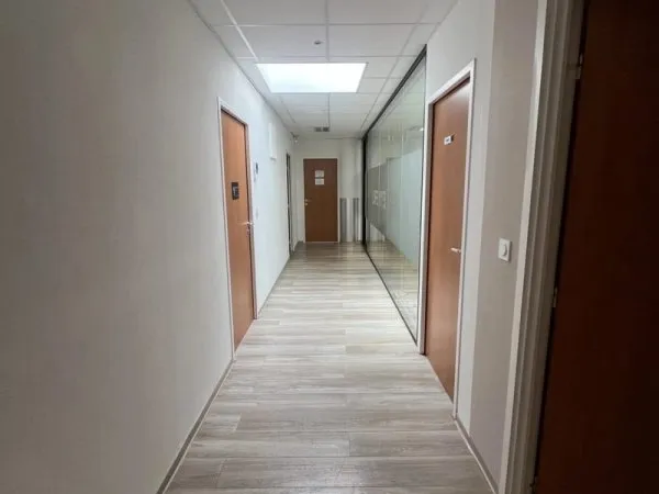 Nîmes, Ville Active, Valmedica, plateau 212m² de 7 bureaux, salle d''attente, sanitaires, salle de r