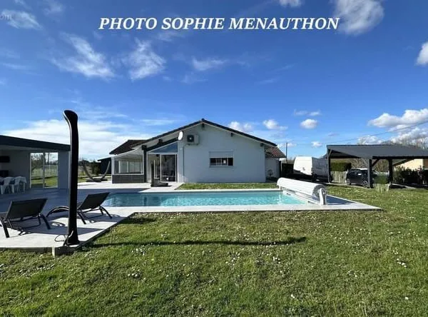 Jolie villa contemporaine de plain pied de type t6 de 160 m2 + dependances