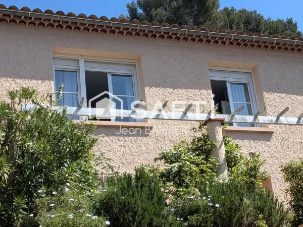 Secteur de Toulon Ouest, au calme,sur une parcelle de terrain arborée d'environ 580m², maison de 96m