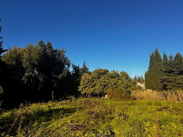 MEYNES TERRAIN DE 692 M²