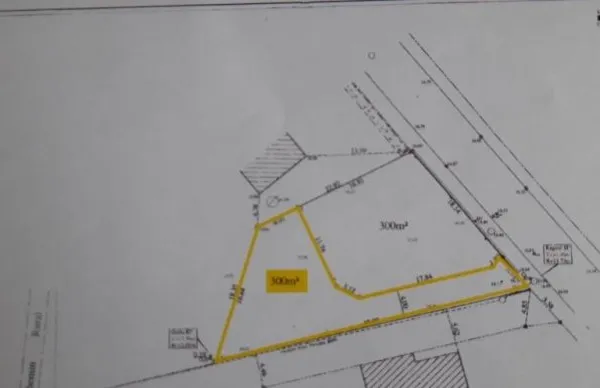 Terrain 300 m²