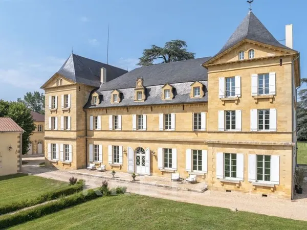 Duplex de 150 m² niché au coeur d'un château en Dordogne