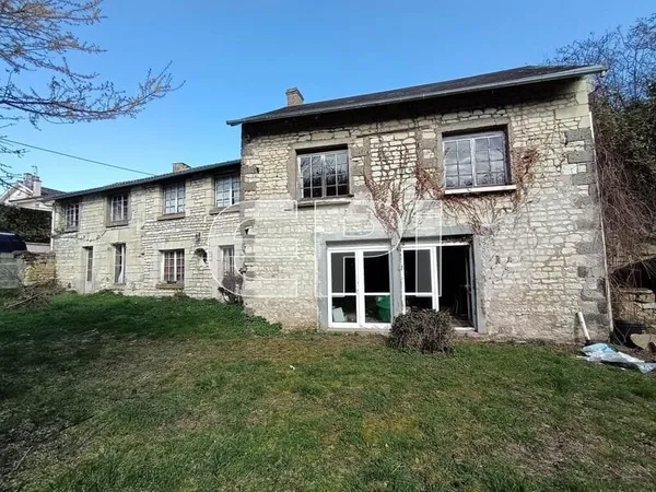 CHALAIS-Maison a rénover comprenant deux plateaux de 100m2 envi