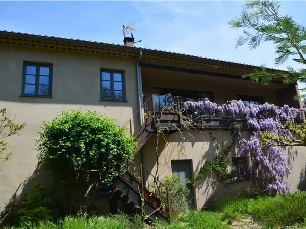 Immeuble à La Mole comprenant un bel appartement, un magasin, un garage et une vaste cave - Idéale p