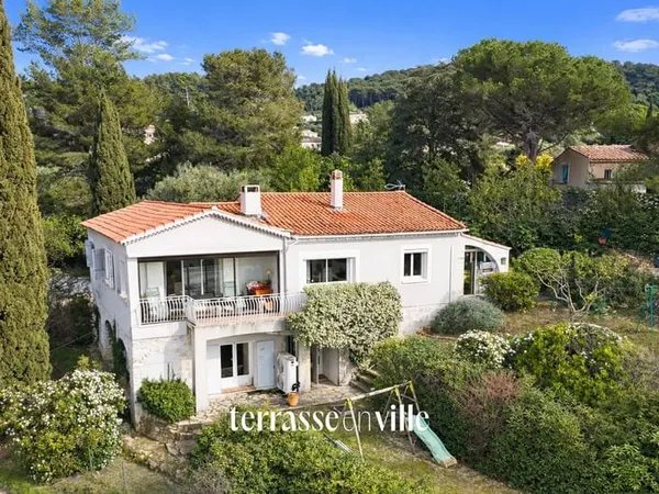 LE BEAUSSET - MAISON FAMILIALE - VUE DOMINANTE - PISCINE -