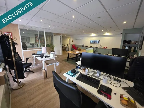 Commerce/bureaux de 97m² avec 10 mètres de vitrine.