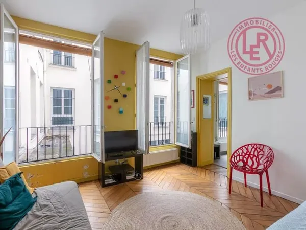 Paris 3 - Studio avec belle hauteur sous plafond et ascenseur
