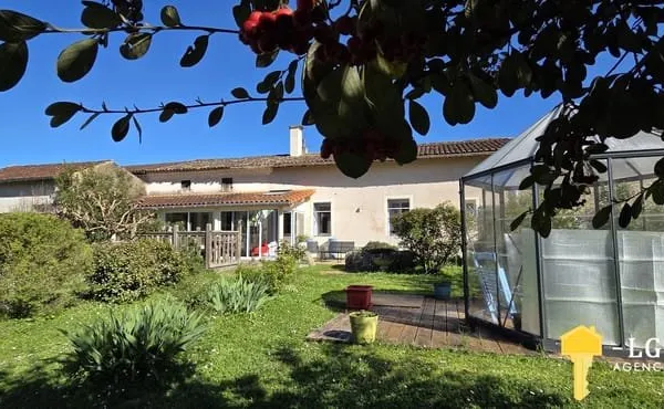 Maison charentaise plain-pied, 2 chambres, garage, jardin +