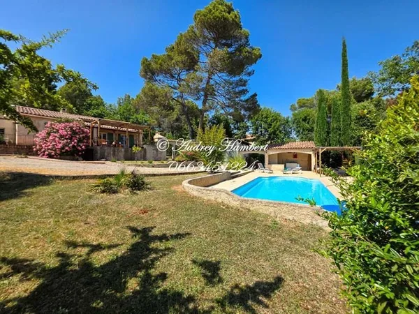 PIERREVERT, dans un environnement calme et verdoyant, Jolie VILLA de plain pied, 120 m² avec piscine