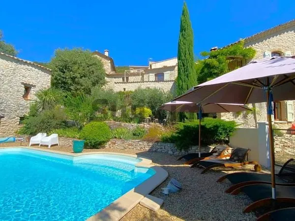 Magnifique mas en pierre avec deux gîtes, piscine et vue exc