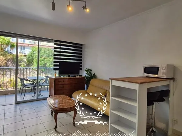 STUDIO EN ÉTAGE ÉLÉVÉ AVEC ASCENSSEUR