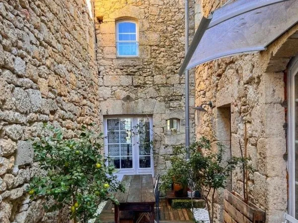 Propriété de charme dans un village prisé avec cour intérieure