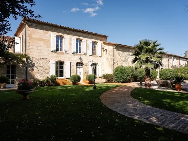 Bordeaux Rive Droite, magnifique propriété du 19e siècle avec ponton privé et piscine au coeur d'un 