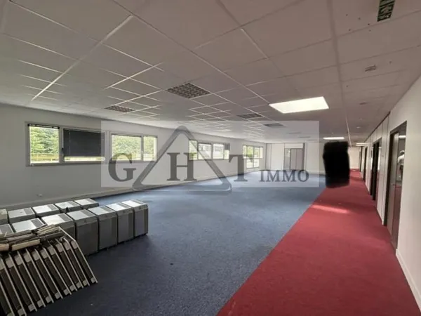 À LOUER : LOCAUX D'ACTIVITÉS 1280 m2 - BUC
