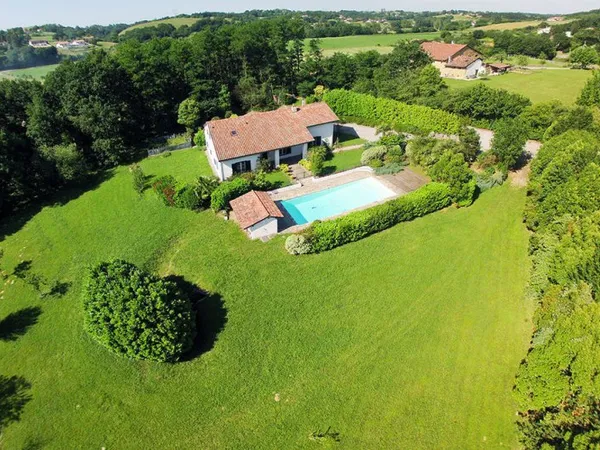 Séduisante villa de 275m2 sur plus d'un hectare de parc et b