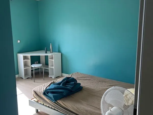 Chambre meublée à louer en colocation dans maison avec piscine - Salon-de-Provence