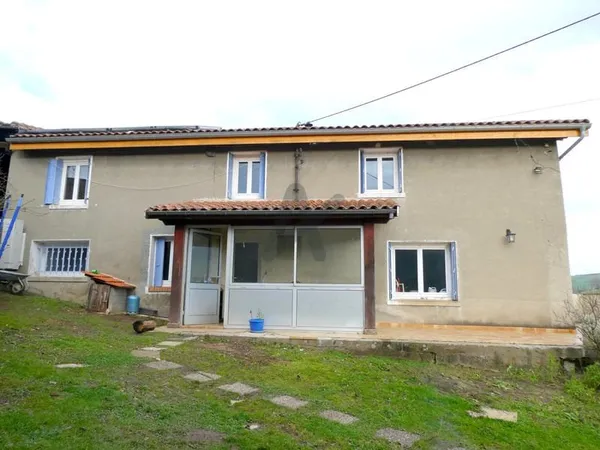 Ferme avec 1,8 ha de terrain dont 4 500 m2 constructibles.