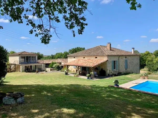 Propriété de campagne de 271m2 avec 5 chambres, piscine et 7896m2 de jardin