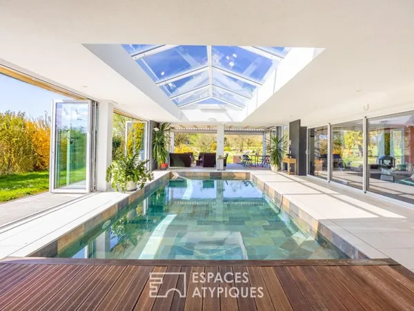 Contemporaine avec piscine intérieure et son vaste jardin arboré