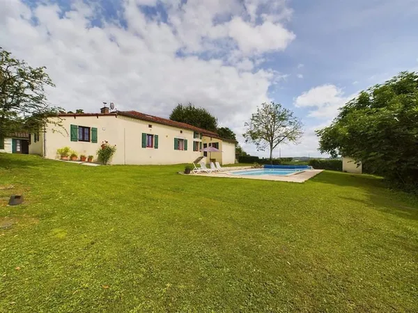 Propriété de quatre chambres avec maison d'amis et vues panoramiques
