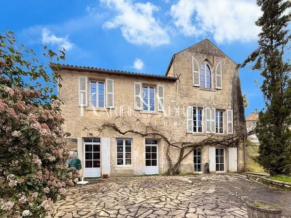 Maison 9 pièces 330 m²