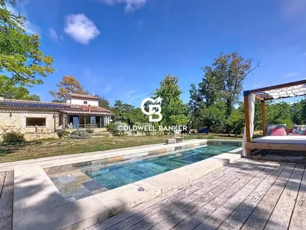 Bergerie provençale d'exception, sublimée par une rénovation contemporaine alliant élégance et authe
