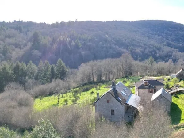 Hameau 3 habitations accueil 76 ha sauvages ruisseau