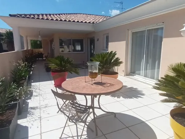 APPARTEMENT BANDOL PROCHE PORT 5 PIECES DE 121.56 m²