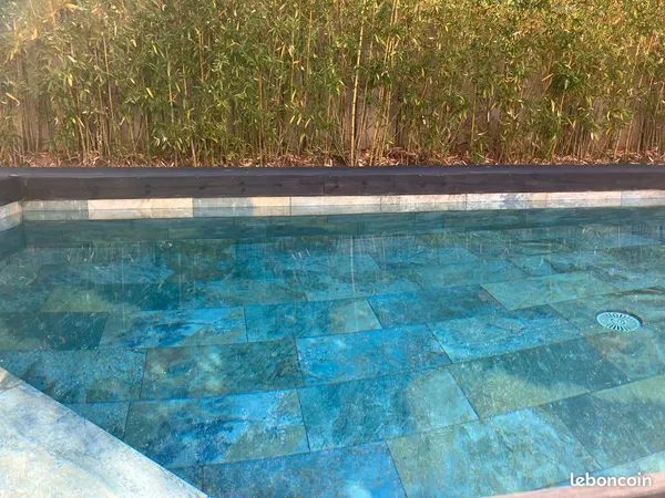 Maison contemporaine avec vue, piscine et jardin