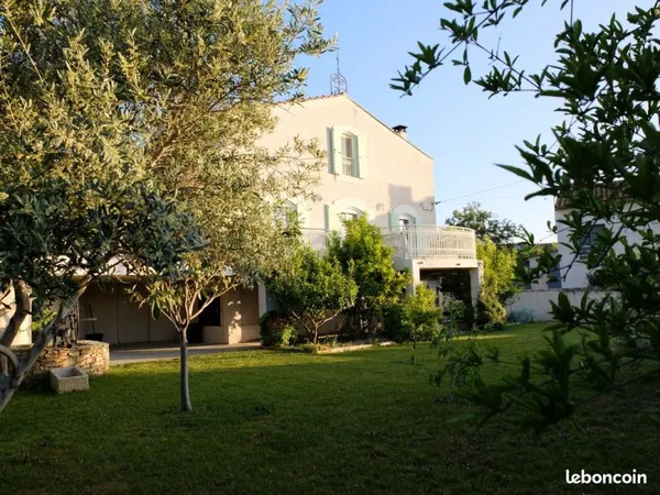 Maison familiale rénovée vue sur les vignes et les collines
