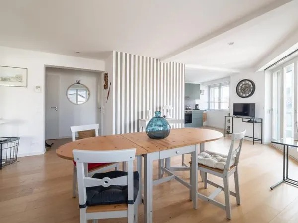 APPARTEMENT LUMINEUX AVEC EXTÉRIEURS ET GARAGE**