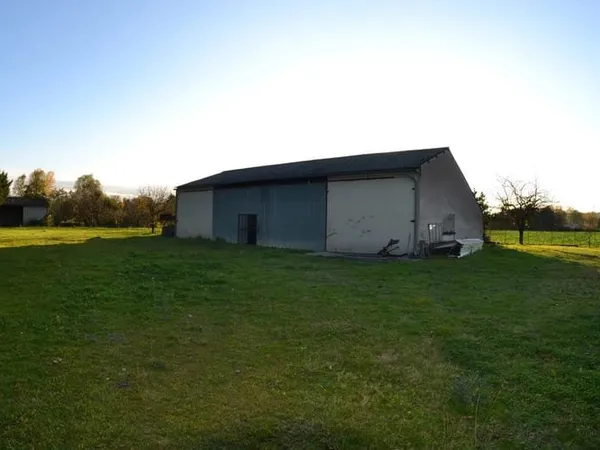 Terrain plat avec atelier