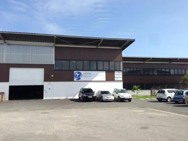 Local 245 m²