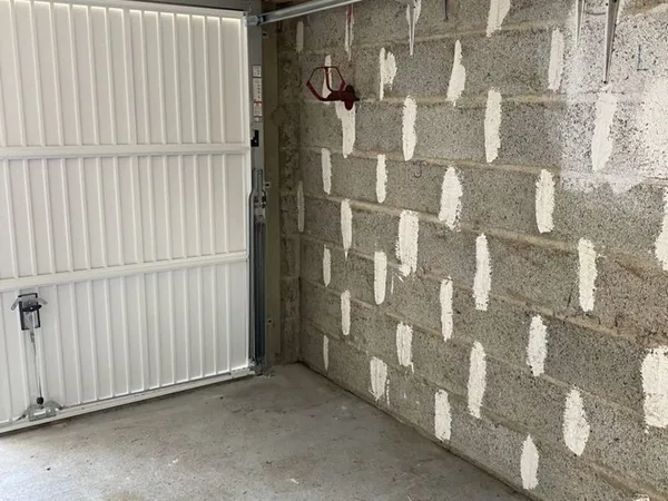 Garage attenant à maison privée.