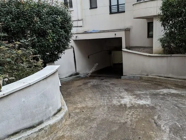 Parking/box 13 m² PARIS